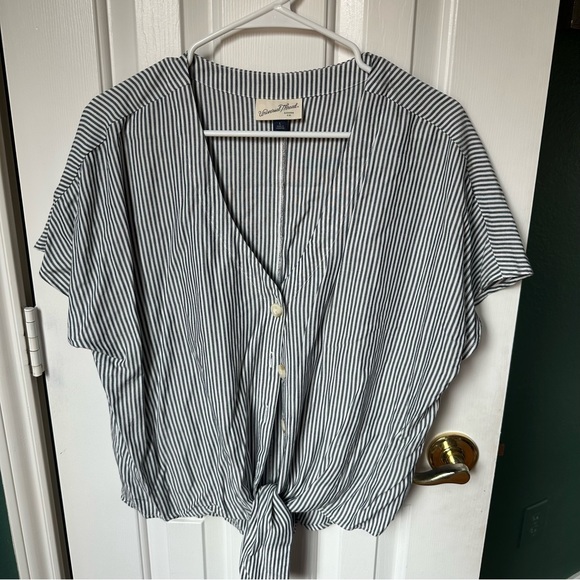 Universal Thread Top Size: L - Picture 3 of 5